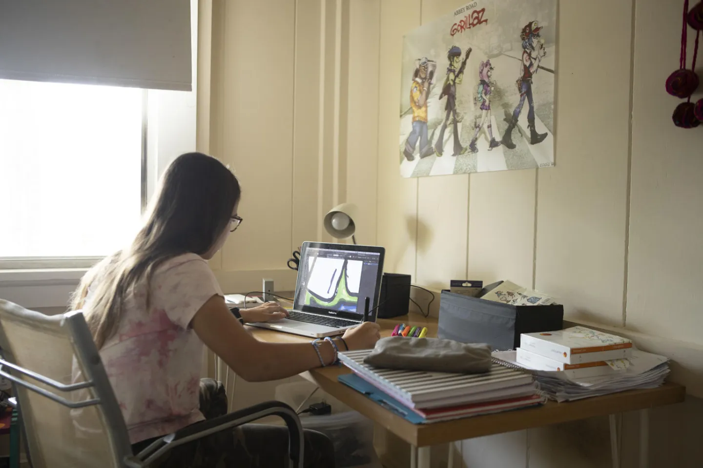 Ni&ntilde;a en su computador