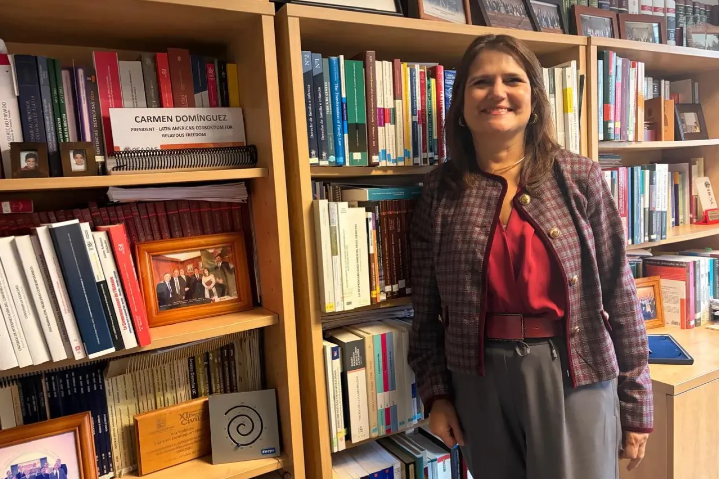 Carmen Dominguez posa en su oficina 