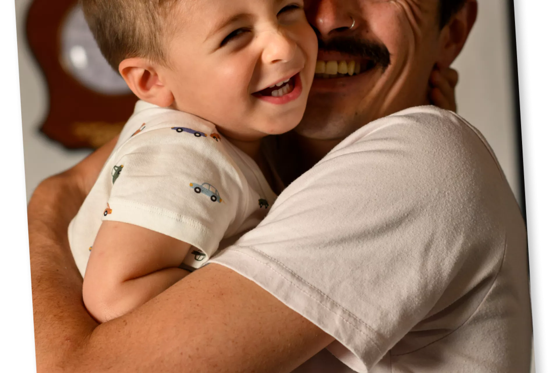 padre sostiene a un ni&ntilde;o