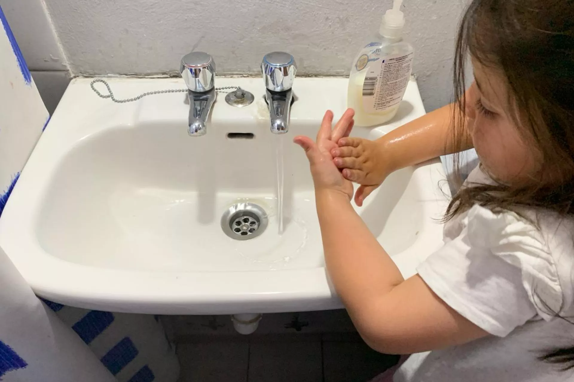 Ni&ntilde;os se lavan las manos