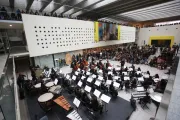 Asistentes y orquesta en concierto