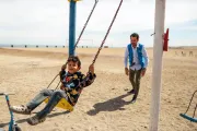 Trabajador de UNICEF juega junto a un ni&ntilde;o durante una visita al Centro de Primera Acogida en Playa Lobitos, Chile.