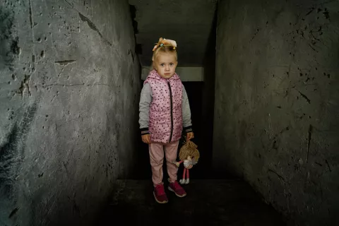 Ucrania. Una niña se encuentra frente a la sala de calderas destruida de su jardín de infancia.