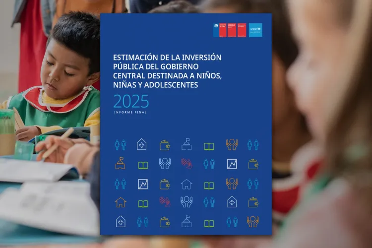 Afiche azul con texto institucional 2025 y filas de iconos; fondo borroso de ni&ntilde;os estudiando.