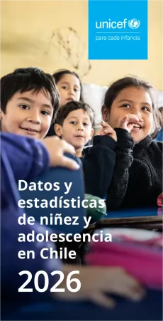 ni&ntilde;os y ni&ntilde;as en la escuela mirando a la c&aacute;mara