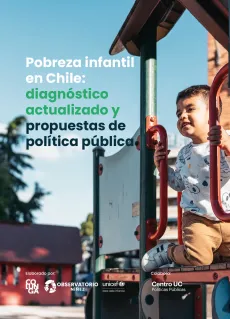 Ni&ntilde;o dentro de un juego infantil