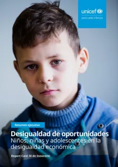 Portada de publicaci&oacute;n de UNICEF con ni&ntilde;o mirando a c&aacute;mara.
