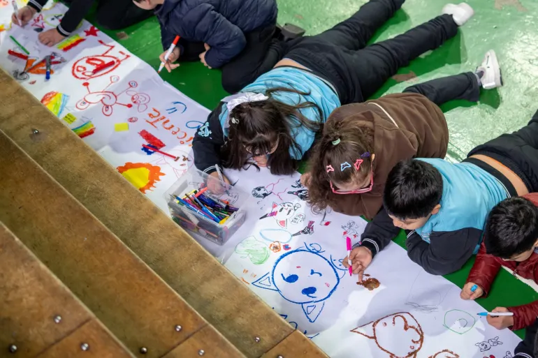 Ni&ntilde;os pintando en el piso