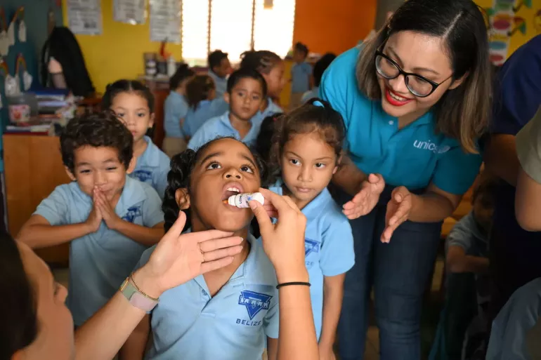 Ni&ntilde;os y ni&ntilde;as forman una fila para recibir sus vacunas 