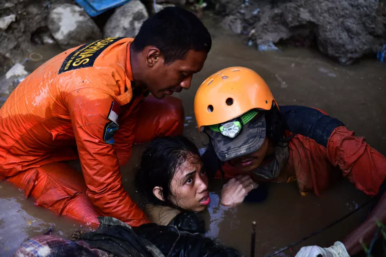Nurul Istikhoroh (15) es evacuado por el equipo Basarnas en el Parque Nacional Balaroa en West Palu despu&eacute;s de casi 48 horas de ser atrapado