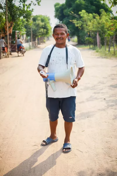Hombre adulto con un altazon en la mano