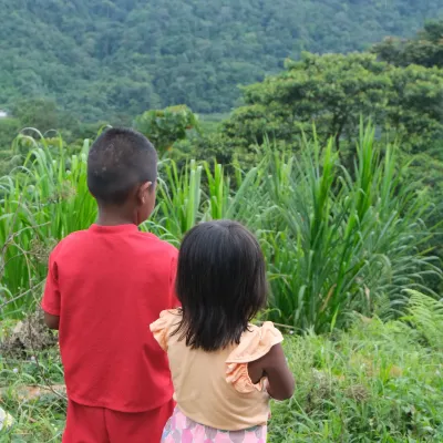 Dos ni&ntilde;os viendo hacia una monta&ntilde;a