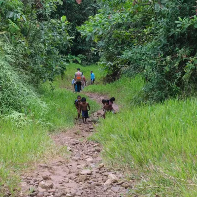 Ni&ntilde;os caminando por un sendero rural
