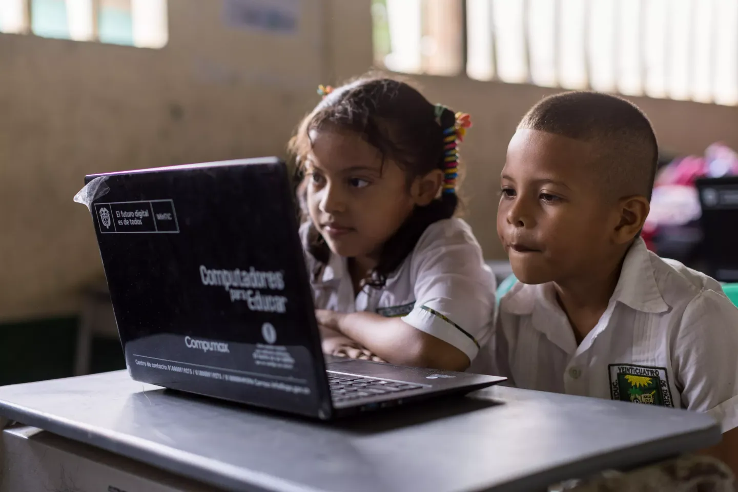 ni&ntilde;o y ni&ntilde;a utilizando los libros accesibles LDA