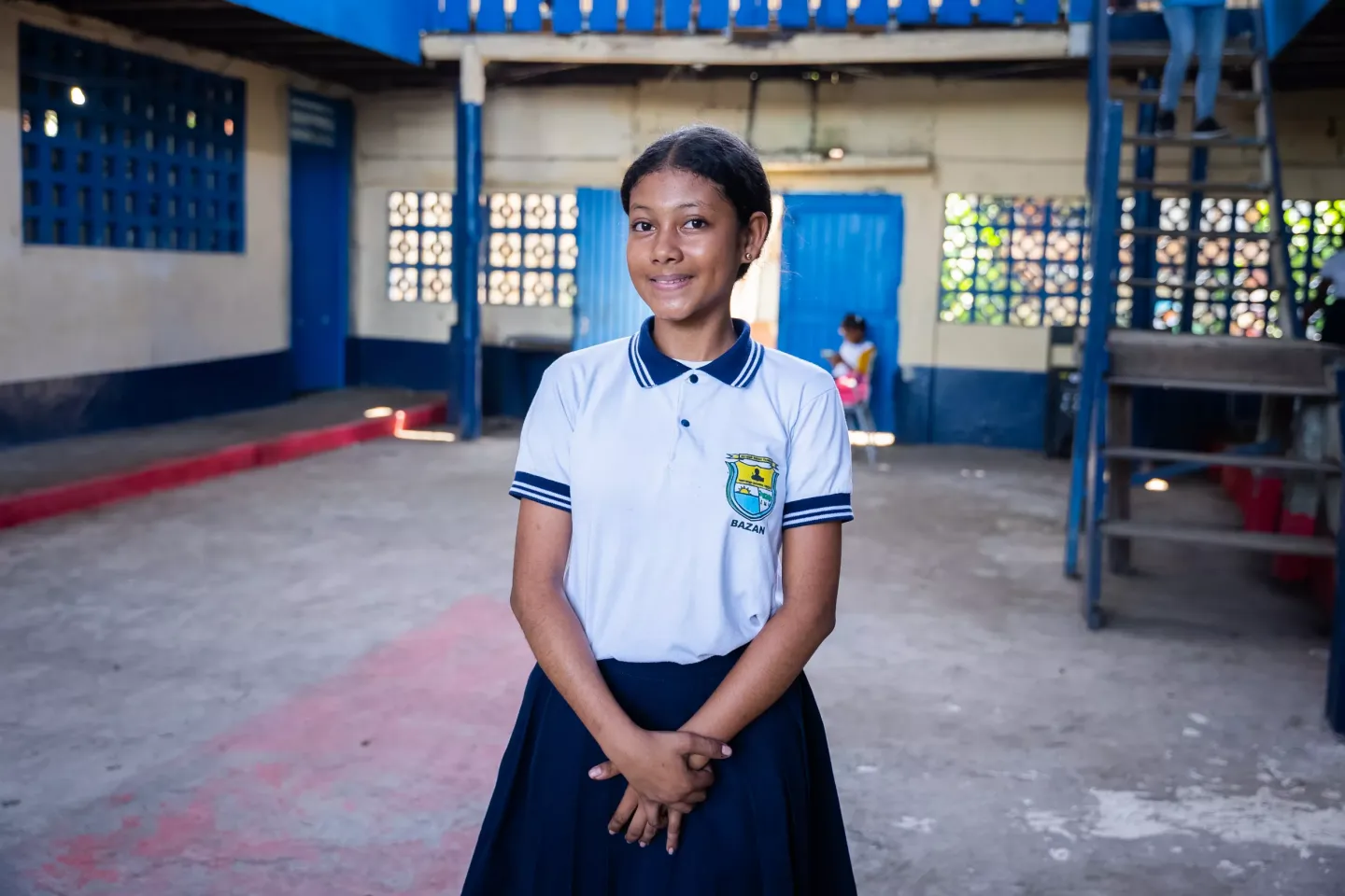 Ni&ntilde;a adolescente en una escuela 