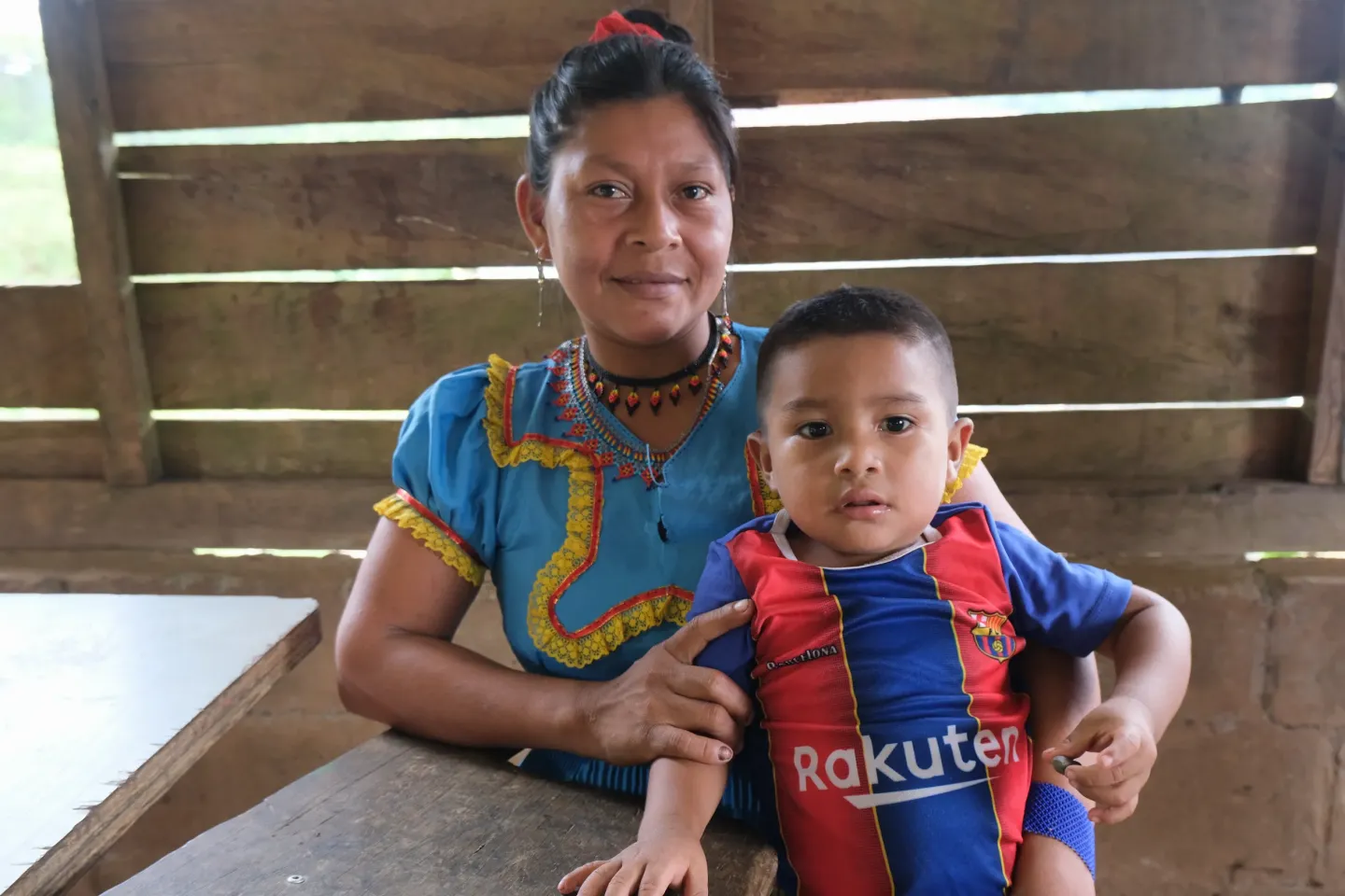 Retrato de una mujer ind&iacute;gena con su hijo
