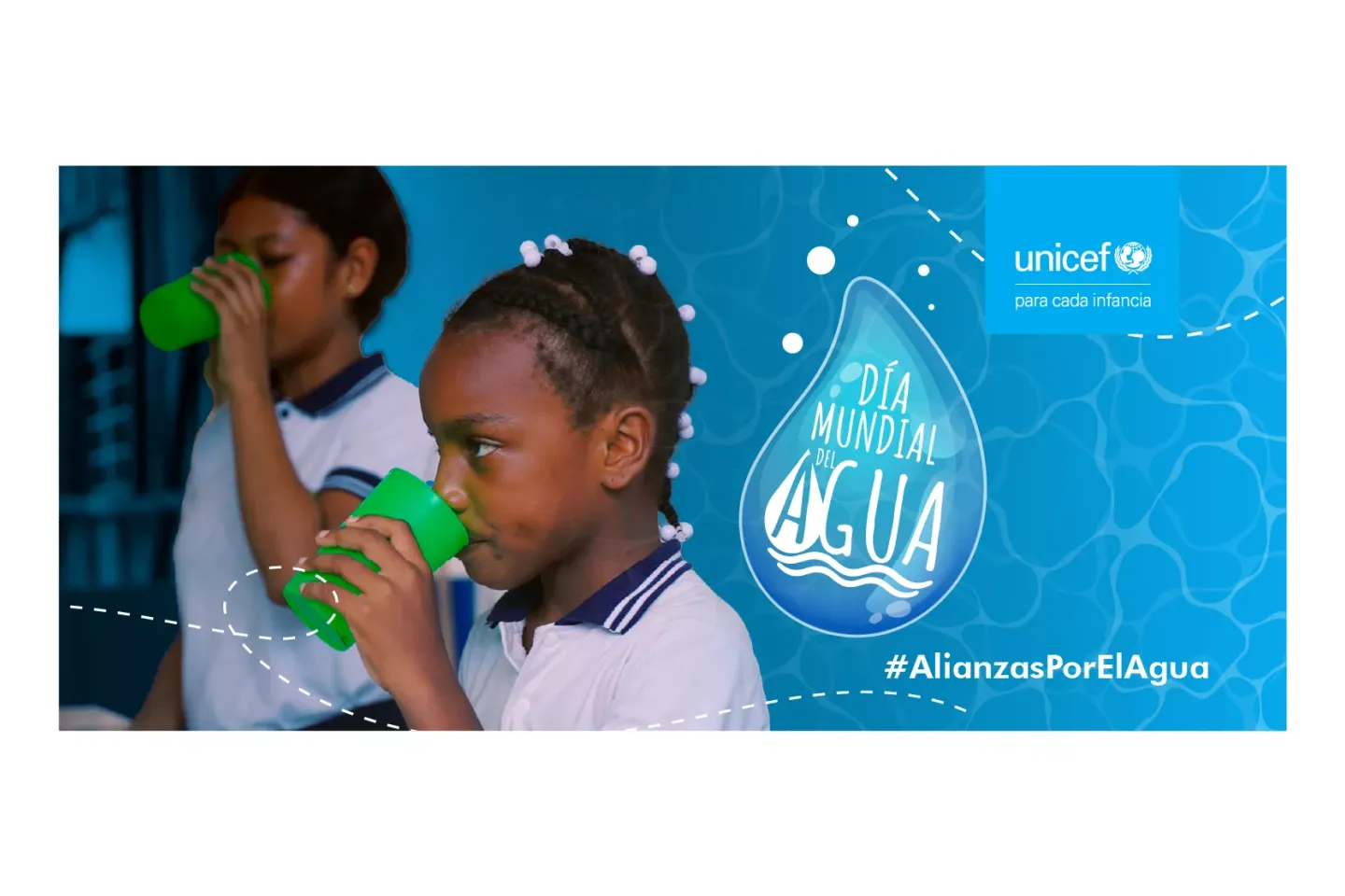 Ni&ntilde;a tomando agua
