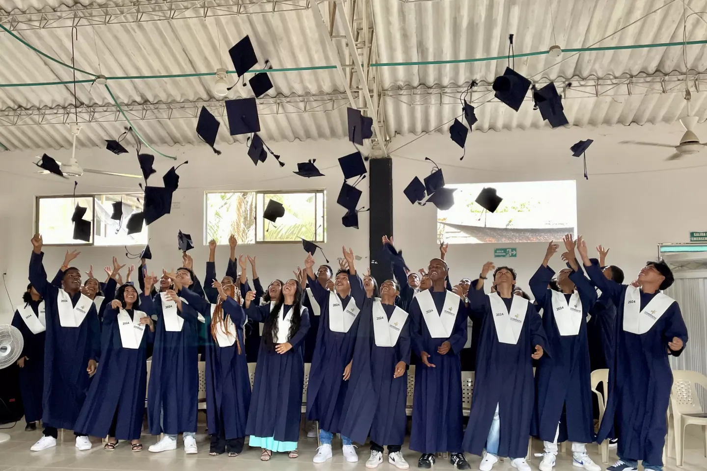 jovenes durante su graduaci&oacute;n