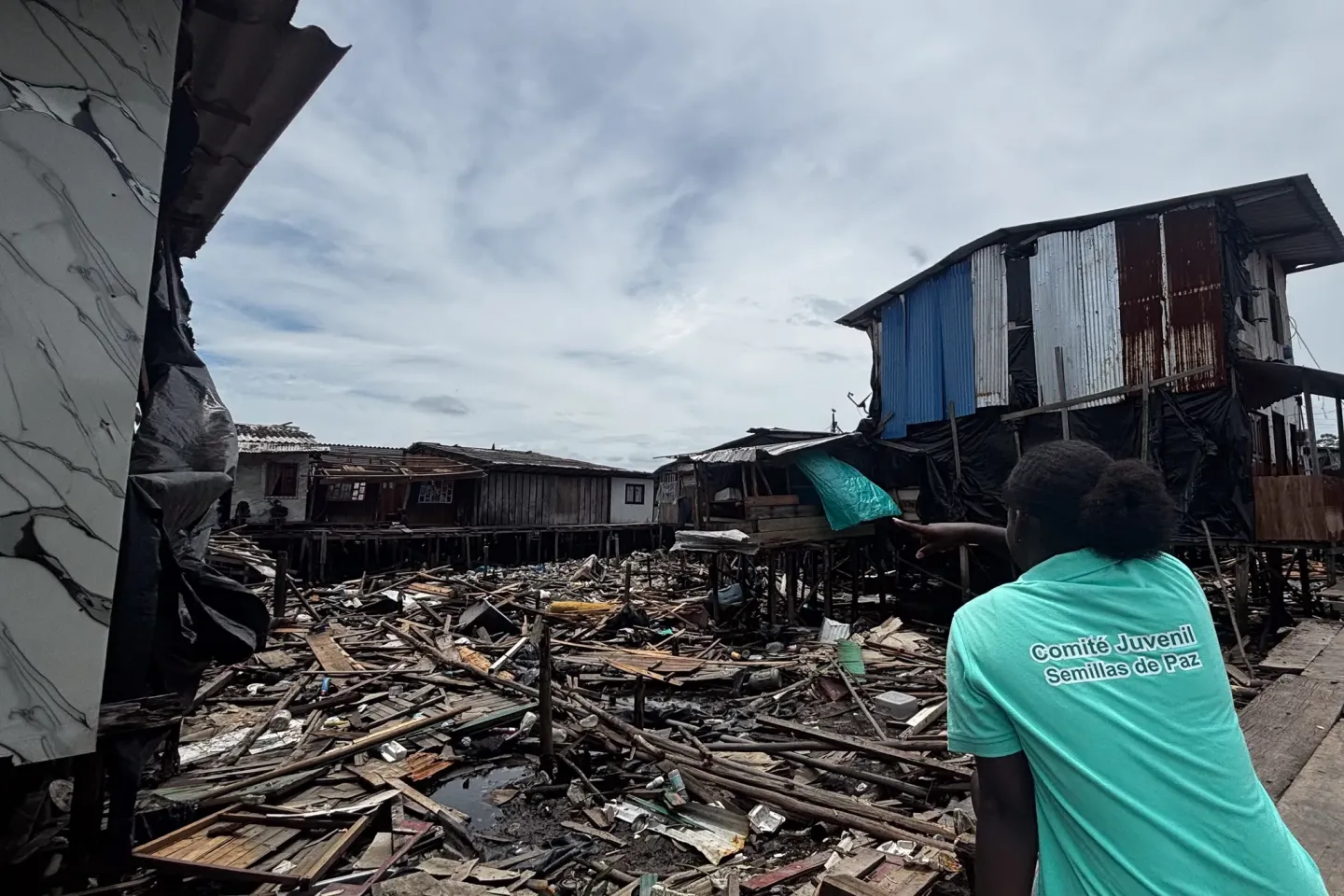 Una adolescente viendo los escombros que dej&oacute; el terremoto en Colombia