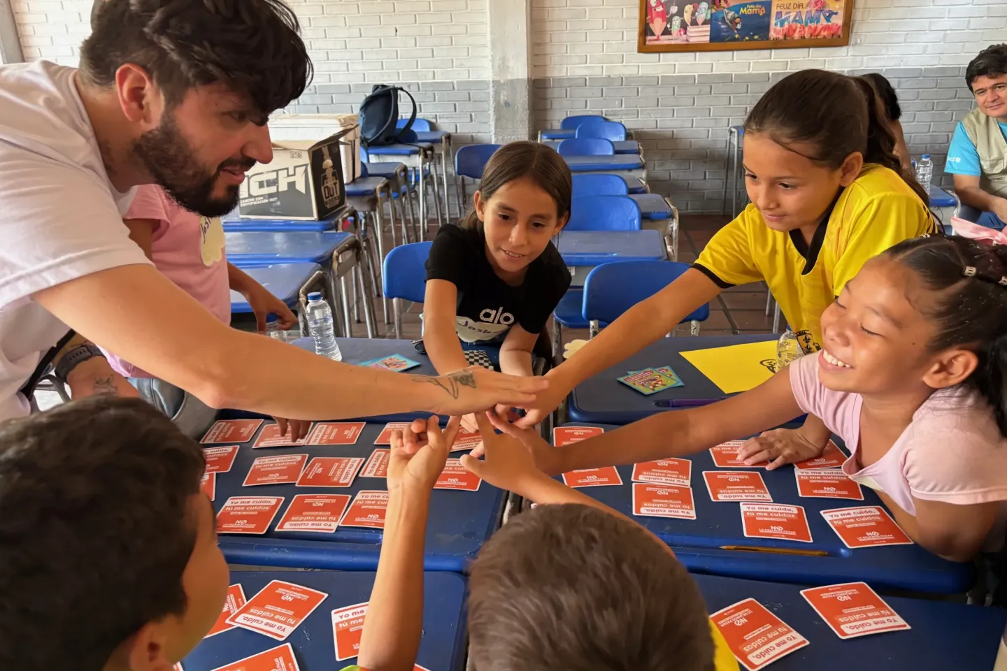 ni&ntilde;os y ni&ntilde;as usando la estrategia