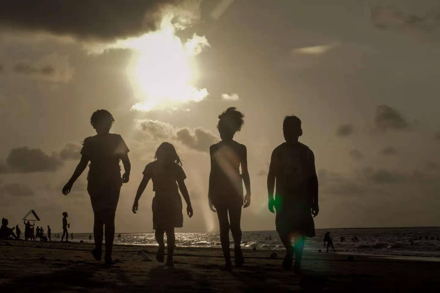 Ni&ntilde;os y ni&ntilde;as junto al mar
