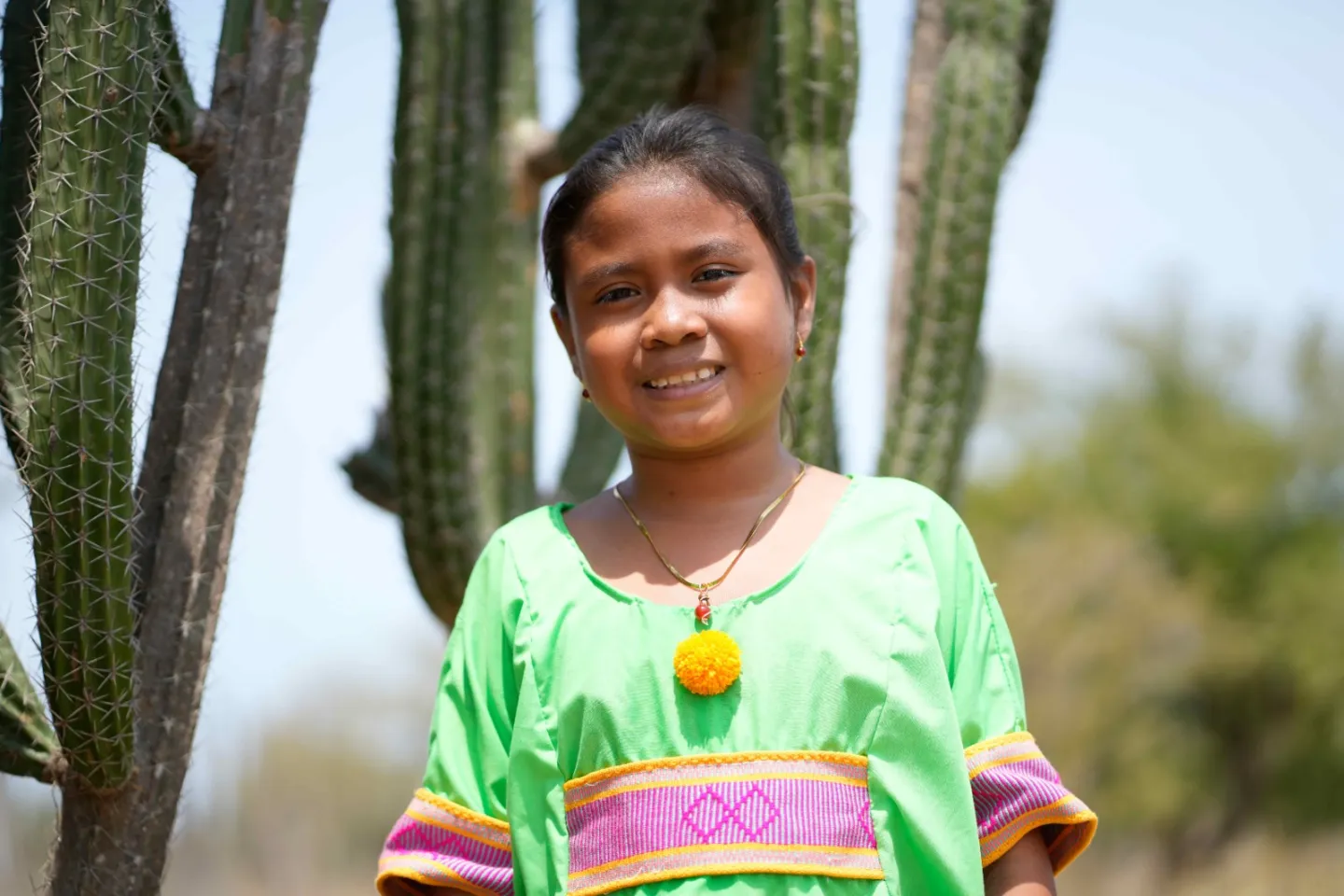 Ni&ntilde;a indigena sonriendo