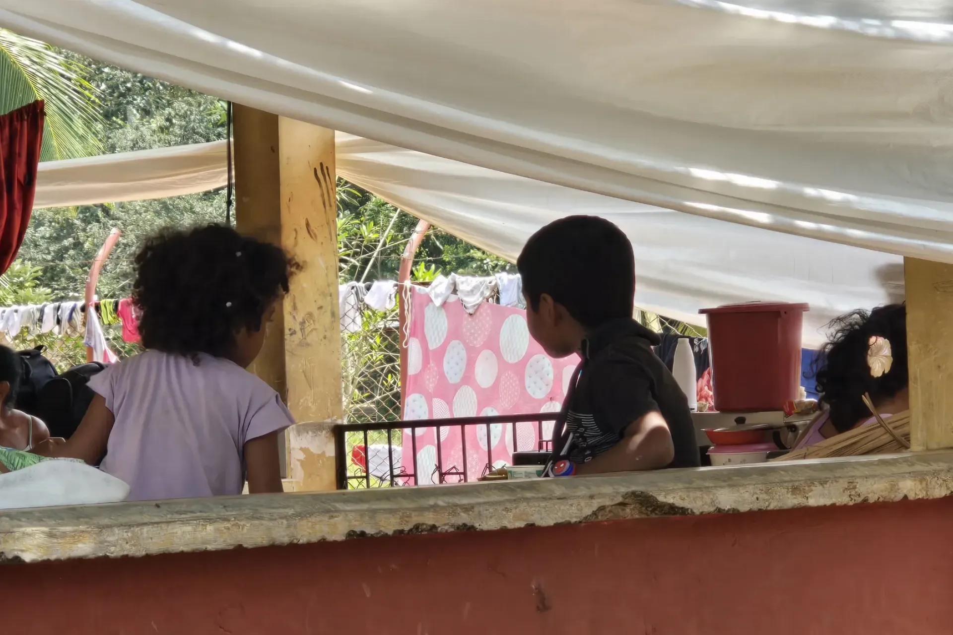 Silueta de ni&ntilde;os en albergue de C&oacute;rdoba