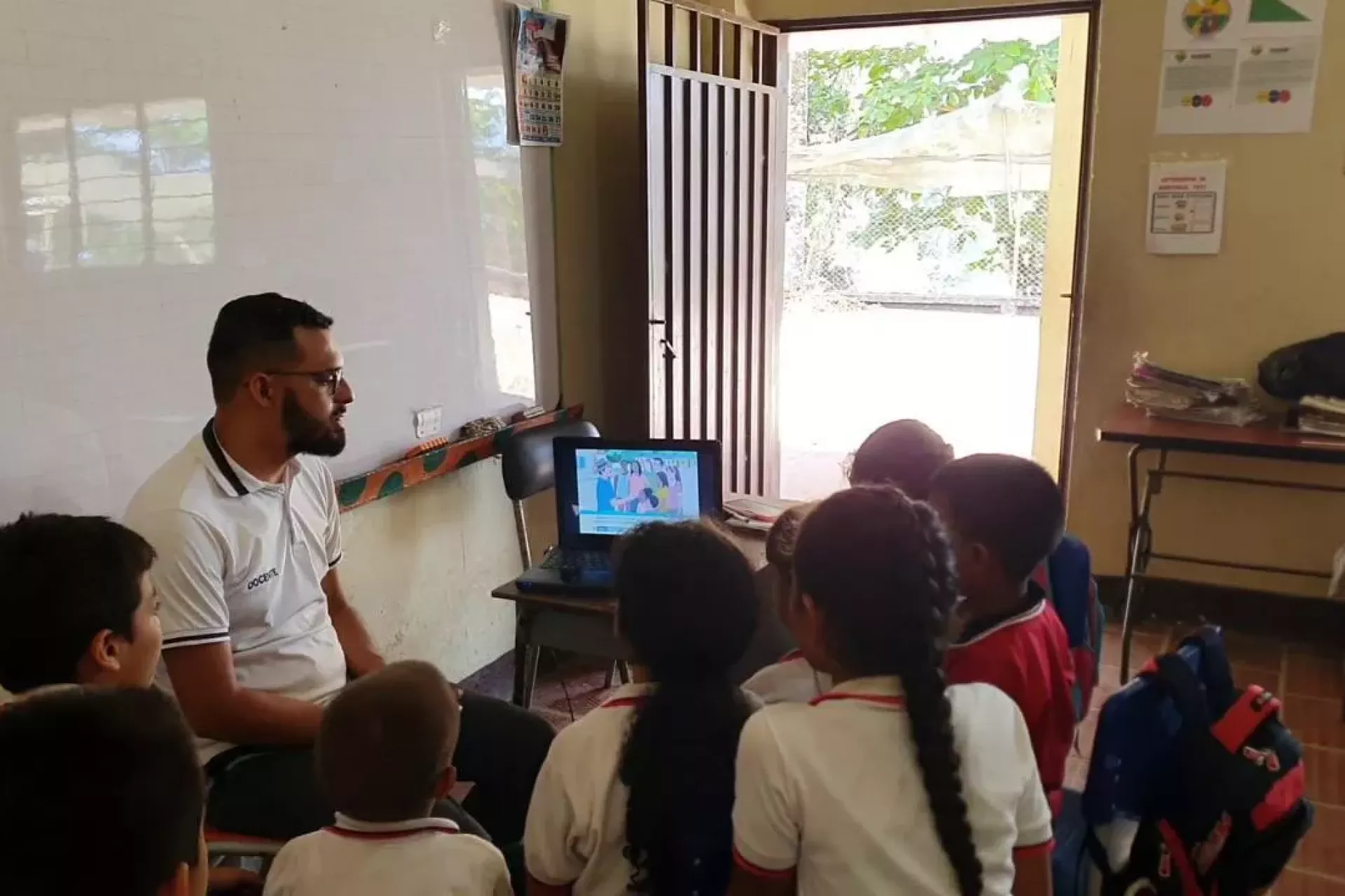 ni&ntilde;as y ni&ntilde;os aprenden riesgos de minas