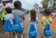 Ni&ntilde;ez en C&oacute;rdoba recibe ayuda humanitaria por las inundaciones