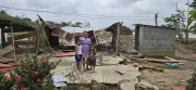Emily y su familia en las ruinas de lo que era su casa