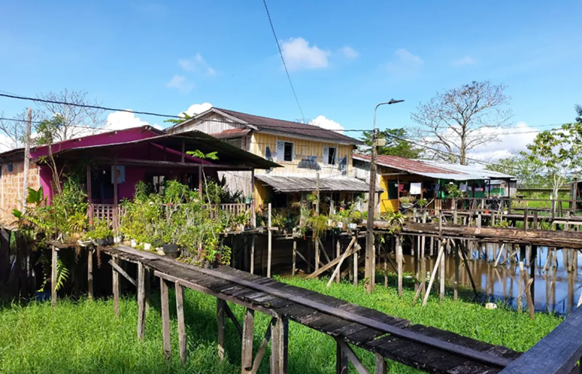 Entrega de suministros en el Amazonas colombiano