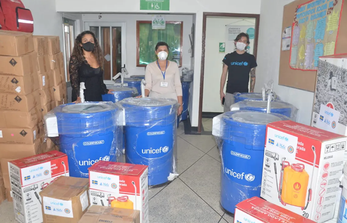 Entrega de suministros en el Amazonas colombiano