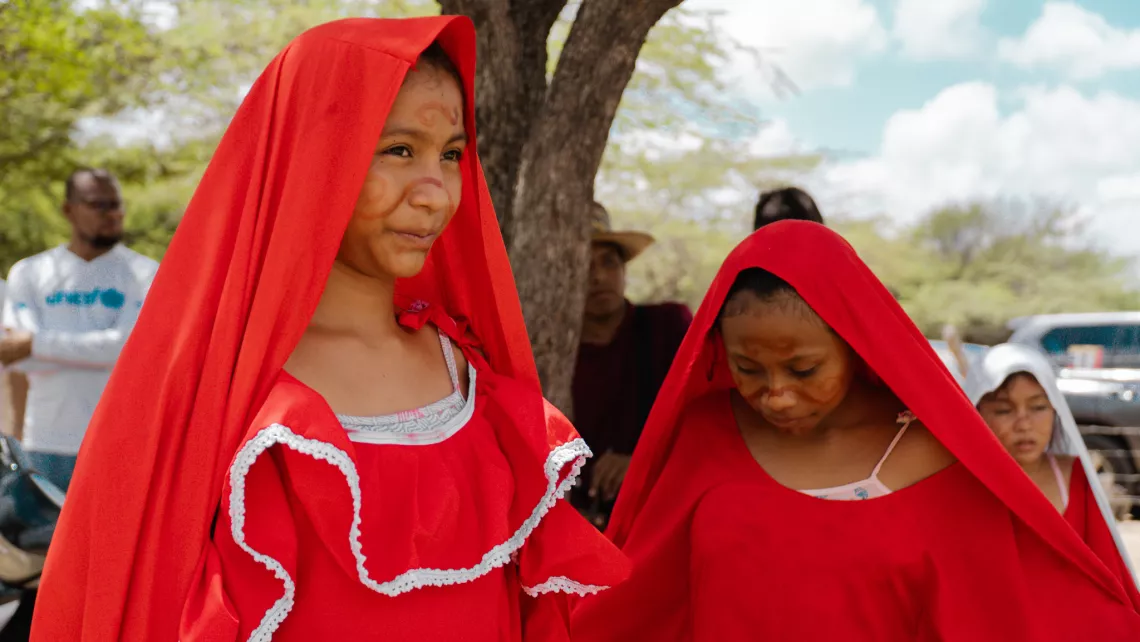 Estudiantes de una escuela ind&iacute;gena ubicada cerca a Maicao, en la Guajira realizan la danza de la Yonna para darle la bienvenida al ministro de Canad&aacute; 