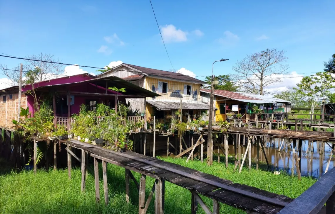 Entrega de suministros en el Amazonas colombiano
