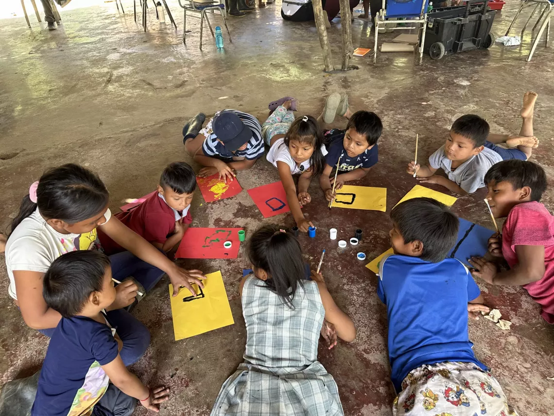 Ni&ntilde;as y ni&ntilde;os del pueblo Bar&iacute; dibujan en el piso 
