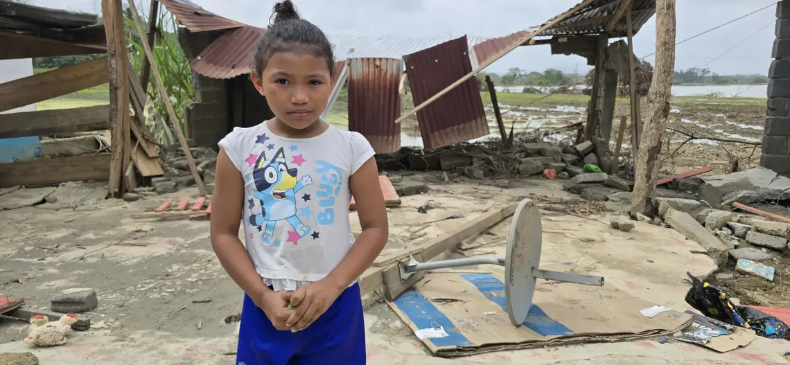Emily en las ruinas de lo que fue su casa
