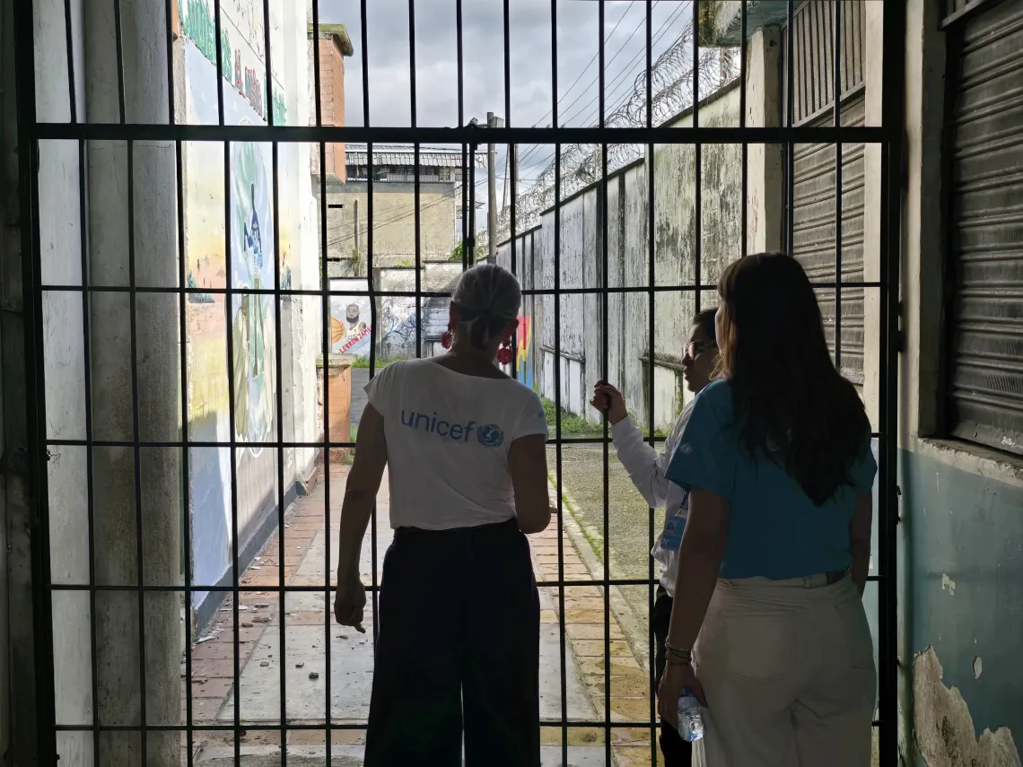 Tanya Chapuisat inspecciona el colegio
