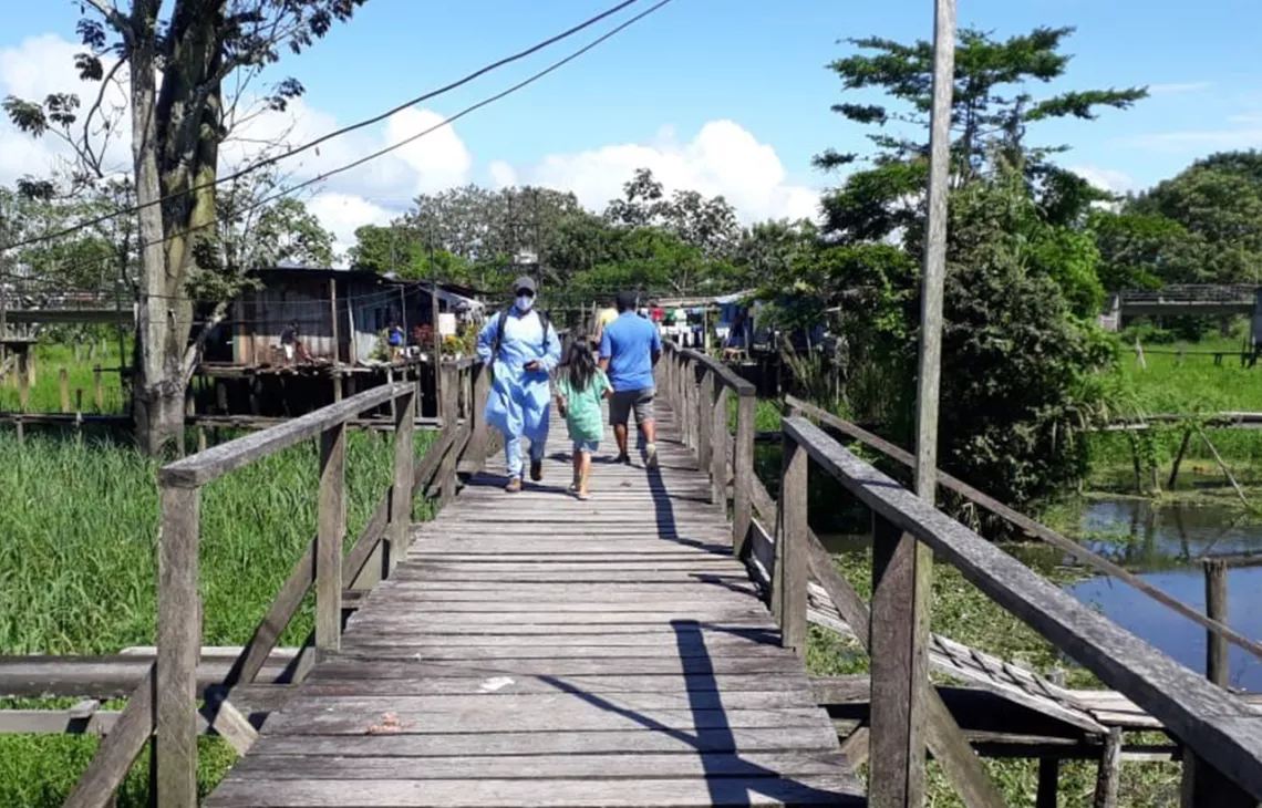 Entrega de suministros en el Amazonas colombiano