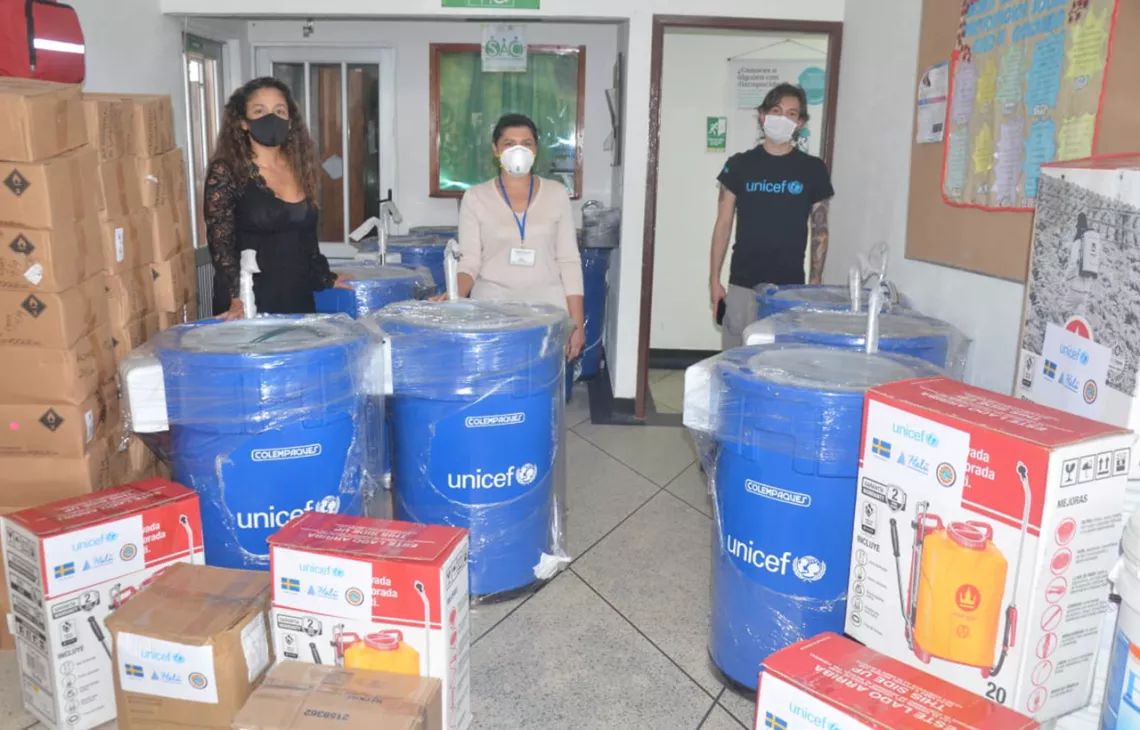 Entrega de suministros en el Amazonas colombiano