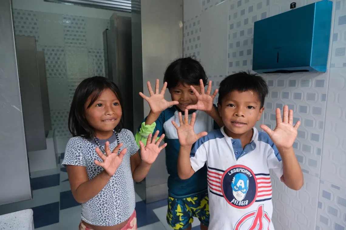Ni&ntilde;os lav&aacute;ndose las manos en un ba&ntilde;o instalado por UNICEF.