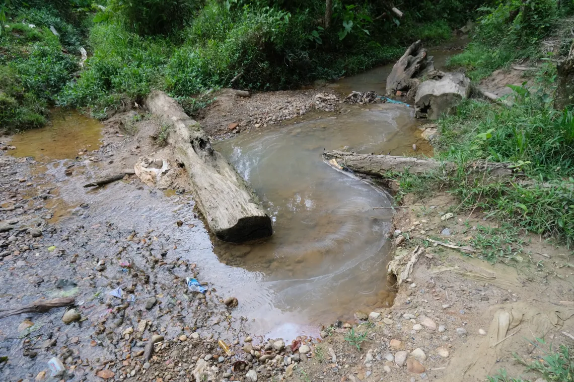 Foto de una fuente de agua natural