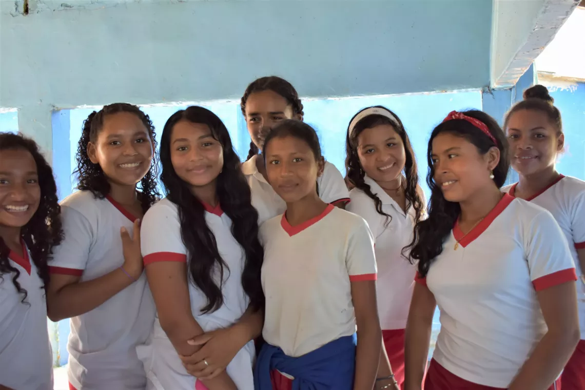 ni&ntilde;as y adolescentes en su escuela