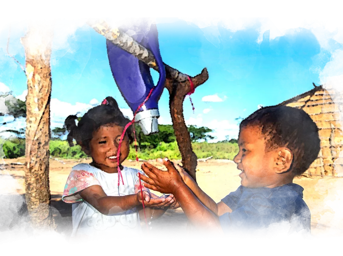 Ni&ntilde;a y ni&ntilde;o lav&aacute;ndose las manos 