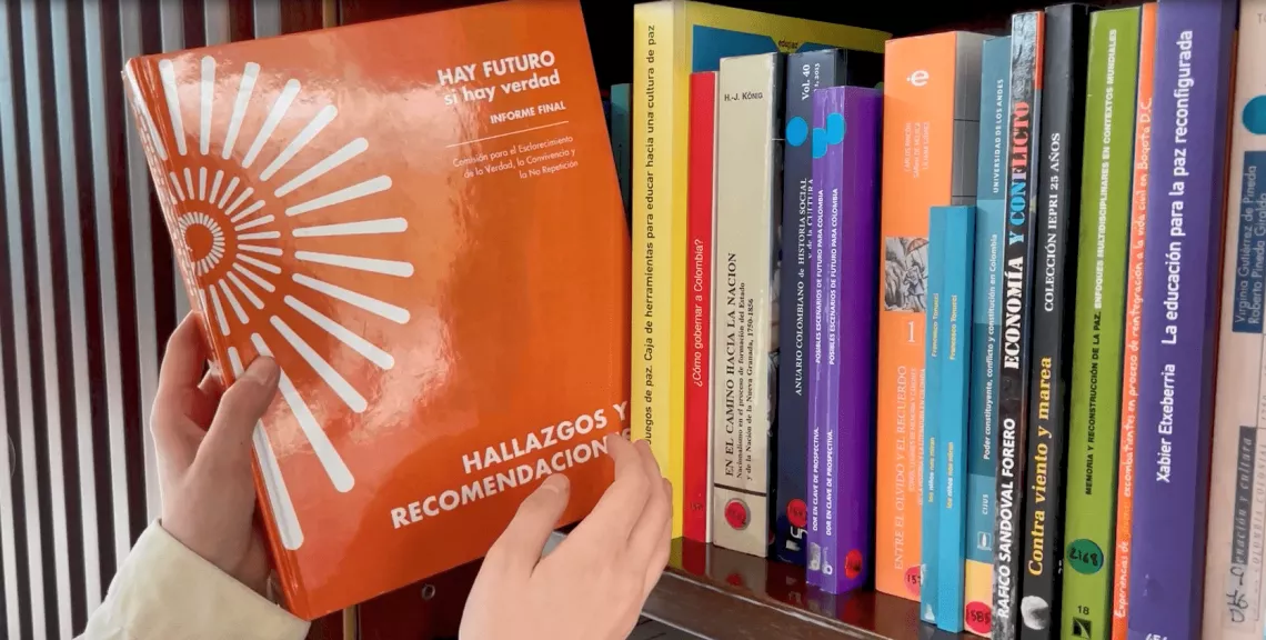 Gracias al proyecto &ldquo;Ense&ntilde;ar para construir una Colombia en paz desde las aulas&rdquo;, formamos a docentes del pa&iacute;s para fortalecer el legado de la Comisi&oacute;n de la Verdad y contribuir formar ciudadanos con sentido cr&iacute;tico, que abracen el respeto, la diversidad y la empat&iacute;a, como pilares de una sociedad justa y pac&iacute;fica. 