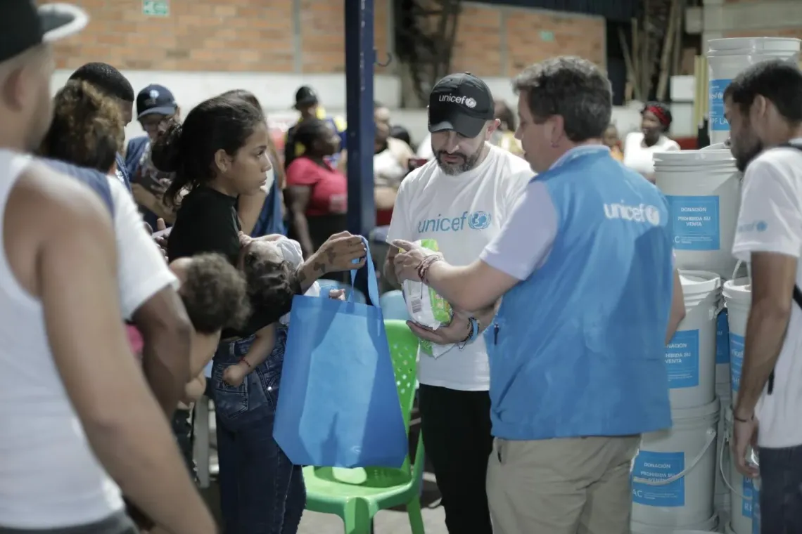 Personal de UNICEF haciendo entrega de ayudar humanitarias
