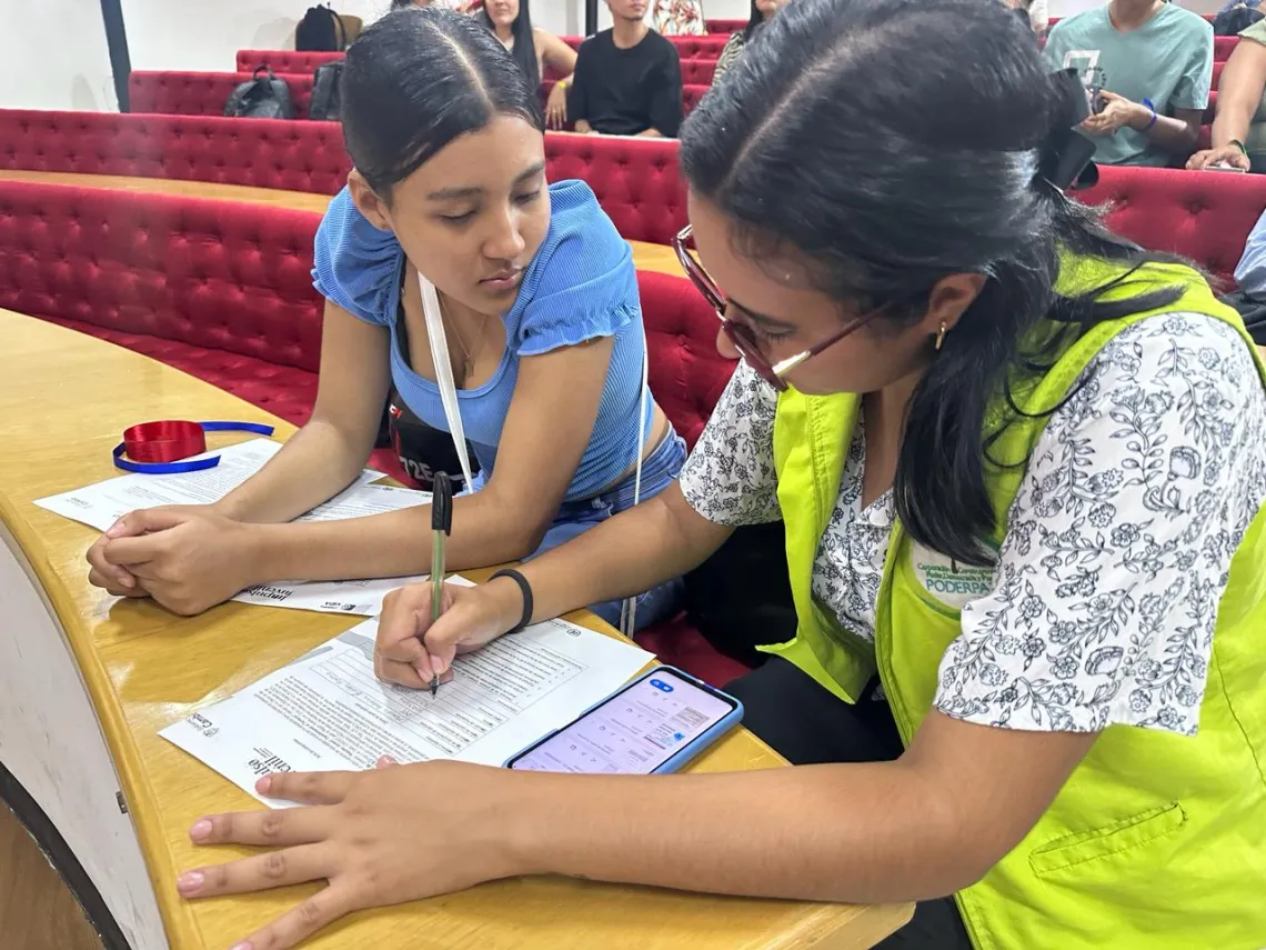 J&oacute;venes escriben en auditorio