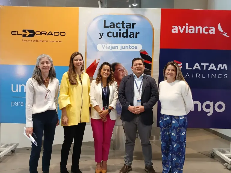 representantes del aeropuerto, aerol&iacute;neas y unicef