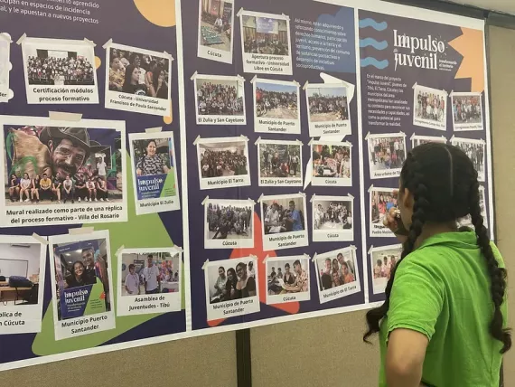 Chica viendo fotos de impulso juvenil