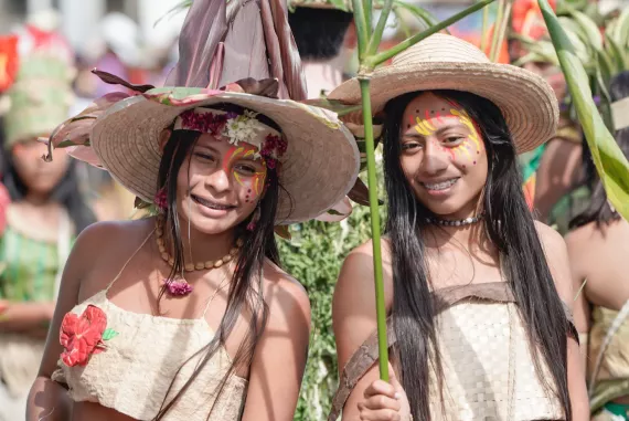 Niños Awá en el carnaval de negros y blancos en Pasto, Nariño