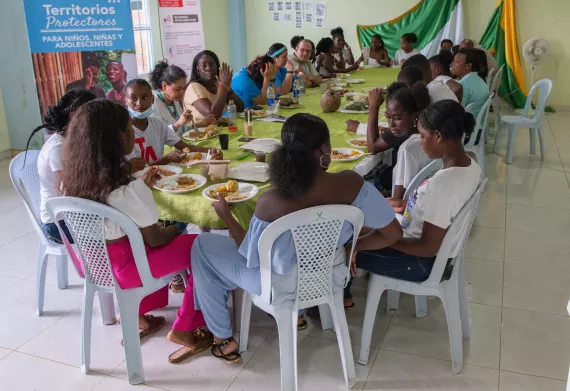 Personas compartiendo en un comedor